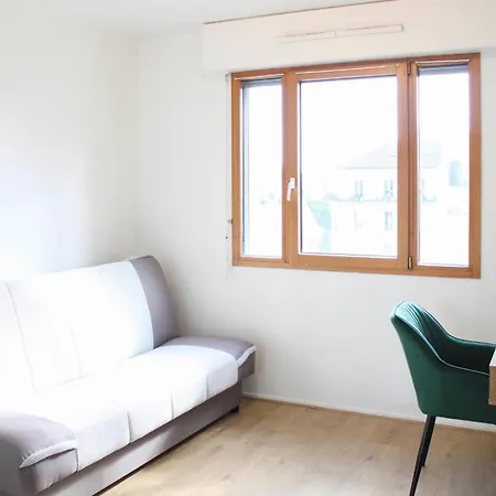 With Work Space At The Gates Of Paris Apartament *
