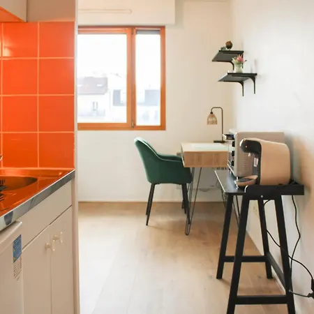 With Work Space At The Gates Of Paris Apartament Clichy