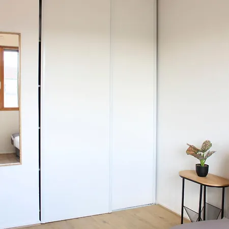 With Work Space At The Gates Of Paris Apartament